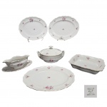 PORCELANA  - Parte de jogo de serviço para jantar em porcelana Tcheca, na cor branca, com policromia floral e detalhes à fio de ouro, composta de uma sopeira, uma saladeira quadrada, uma molheira, três travessas ovais de tamanhos distintos.Total.: 6 peças. Med. Alt. 14cm, diam 22cm alt. 5cm 24x24cm, alt. 8cm 23x15cm e travessas 31x23cm a 37x28cm.