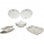 PORCELANA  - Parte de jogo de serviço para jantar em porcelana Tcheca, na cor branca, com policromia floral e detalhes à fio de ouro, composta de uma sopeira, uma saladeira quadrada, uma molheira, duas travessas ovais de tamanhos distintos.Total.: 5 peças. Medida respectivamente: Alt. 14cm, diam 22cm, alt. 5cm 24x24cm, alt. 8cm 23x15cm e travessas 31x23cm a 37x28cm.