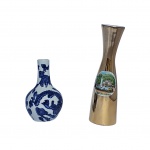Porcelana - Dois solifleur em porcelana, sendo um com decoração oriental e outro com douração e cena de castelo. Med. 10x6 e 16x5cm.