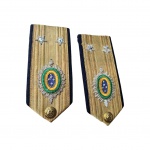 MILITARIA - Par de adornos militares, produzida em tecido e fios metálicos. Med. 14x6cm.