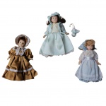 MEMORABILIA - Três miniaturas de bonecas de coleção KNIGHTSBRIGDE DOLLS, cabeça, corpo, pernas e braços em porcelana, com cabelos e roupas de época. Med. 15 cm alt.