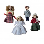 MEMORABILIA - Quatro miniaturas de bonecas de coleção com cabeça, corpo, pernas e braços em porcelana,  cabelos e roupas de época. Med. 15 cm alt.