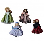 MEMORABILIA - Quatro miniaturas de bonecas de coleção KNIGHTSBRIGDE DOLLS, cabeça, corpo, pernas e braços em porcelana, com cabelos e roupas de época. A boneca de vestido vermelho e preto esta com a cabeça bamba. Med. 15 cm alt.