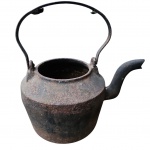 Antiga chaleira em ferro fundido. No estado. Med diam 23 e alt.32cm