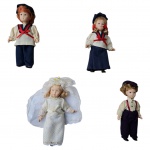 MEMORABILIA - Quatro bonecas miniaturas de coleção com cabeça, corpo, pernas e braços em porcelana, cabelos e roupas de época. Med. 15  e 21 cm alt.