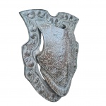 Decorativa armadura medieval em metal. Med. 20x15cm