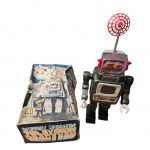 Brinquedo antigo - Lindo Robô ou Television Spaceman Robot. Fabricado no Japão na década de 50 pela ALPS. Med. 10x16x28 cm. Apresenta falta no rosto.