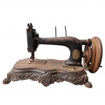 Antiga e rara máquina de costura Singer executada em ferro de excelente fundição e manufatura, base ricamente trabalhada com motivo de volutas. Med. 19x40x24 cm. Bom estado de conservação.