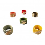 Conjunto de seis argolas em rattan para guardanapos, cores diversas. Med. alt. 3cm  diam. 4cm