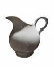 Jarra bojuda em cerâmica branca, Med. Alt. 17cm e 14 cm diam. Imperceptível bicado.