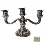 PRATA - Candelabro para três velas em prata contrastada 833, med. Alt. 16cm x 25 cm. Peso liquido 193gr