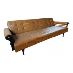 Sofá cama anos 60 em madeira nobre com estofado em couro sintético na cor mostarda, apresenta rasgo no couro do braço esquerdo, Alt. 90, 210x68cm