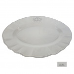 Travessa em cerâmica branca marca Porto Brasil modelo Windsor, decorada com coroa e borda ondulada. Med.  44cm x 30cm. 