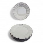Seis pratos principais em cerâmica branca marca Porto Brasil modelo Windsor, decorada com coroa e borda ondulada. Nunca usado. Med. Diam. 27cm