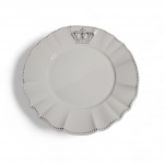 Cinco pratos principais em cerâmica branca marca Porto Brasil modelo Windsor, decorada com coroa e borda ondulada. Med. Diam. 27cm