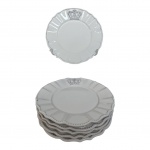 Seis pratos de sobremesas em cerâmica branca marca Porto Brasil modelo Windsor, decorada com coroa e borda ondulada. Med. Diam. 27cm