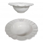 Duas travessas circulares em cerâmica branca marca Porto Brasil modelo Windsor, decorada com coroa e borda ondulada. Med. Alt. 10 Diam. 29cm e Alt. 9cm, diam. 26cm
