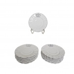 Onze pires em cerâmica branca marca Porto Brasil modelo Windsor, decorada com coroa e borda ondulada. Med. Diam. 15cm,