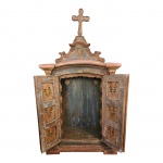 Imponente oratório estilo mineiro em madeira entalhada patina externa em tons de verde, apresenta decoração interna floral, med. Alt. 118, 32x63cm LOTE ENCONTRA SE EM SECRETÁRIO DISTRITO DE PEDRO DO RIO EM PETRÓPOLIS - RJ