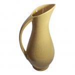 Jarra em cerâmica tonalidade amarela com rajadinho no ton marrom. Med. Alt. 27cm, 12cm diam.