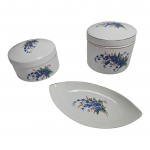 Conjunto de toucador em porcelana Schmidt composto de dois potiches e um depojador com decoração floral. Med. Diam. 12, alt. 7 e 10cm, e 19x10cm