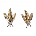 Par de brincos em ouro representando folhas com brilhantes, med. 3cm, peso: 8,3gr
