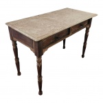 Mesa de encostar em madeira nobre com duas gavetas, pés torneados e tampo em marmore bege bahia, Apresenta marcas do tempo e tampo com lascado em uma das pontas, med. Alt. 74, 50x106cm LOTE ENCONTRA SE EM SECRETÁRIO DISTRITO DE PEDRO DO RIO EM PETRÓPOLIS - RJ