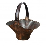 Cesto em cobre martelado com bordas onduladas. Med. Alt. 27cm, diam. 25cm