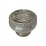 Floreira em metal prateado decorado com rosaceas na borda. Med. Alt. 14cm, diam 16cm.