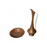 Duas peças em cobre sendo uma jarra e uma bacia, a jarra esta com um lado da alça solta, med. Alt. 34cm e 21cm diam.