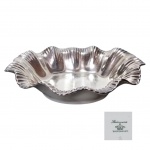 Travessa oval em porcelana alemã marca K. Steinmann Tiefenfurt (1915 a 1938) com banho interno de prata, bordas plisadas e onduladas, med. Alt. 5cm, 17x20cm.