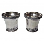 Par de vasos em metal espessurado a prata decorado com guirlanda, Med. 12x12cm