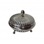 Bomboniere ou compoteira em metal espessuardo a prata, trabalhado em gomos, tampa com pega formato em pinha e pés em esfera, Med. Alt. 13, diam. 18cm.