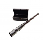 Antigo telescópio em metal popularmente usado no período vitoriano, placa com a seguinte descrição, `Victorian Marine Telescope Ealing, London 1941`, acompanha caixa original em madeira. Med. 33cm comp.