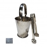 Geleira em metal prateado martelado, marcado na base Boliviano, acompanha pega em formato de flor, med. alt.13cm e diam.12cm 