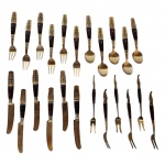 Parte de faqueiro Tailandês em madeira e bronze representando divindade Hindú, composto de seis garfos, seis facas, cinco colheres e seis garfos para fruta, total 23 peças. Med. 13cm a 12cm comp.