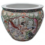 Grande aquário em porcelana chinesa policromada e esmaltada, ricamente decorada com gueixas, flores, aves e peixes no interior, acompanha peanha em madeira com patina preta. Med. Alt.36, diam. 42cm.