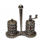 Conjunto Italiano de moedor de pimenta e saleiro em metal adornado com flores e folhas, Med. Alt. 13, 5x14cm