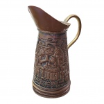 Antigo Jarra em cobre decorada com cenas de tarberna do velho mundo. Med. Alt. 19,5, diam 9cm.