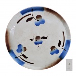 PORCELANA MEISSEN - Prato para bolo art deco, confeccionada em porcelana alemã de Meissen, decorada com flores na cor azul e marrom sobre fundo creme, peça marcada, numerada e puncionada na base. Apresenta craquele e marcas do tempo. Med. Diam. 30cm.