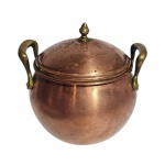 Panela em cobre com alça e pega em bronze, leve amaçado na tampa. Med. Alt. 16cm, diam 16cm
