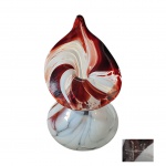 Lindo vaso em vidro de design alemão da vidraria Alpirsbacher, localizada na Floresta Negra, na Alemanha, possui listras brancas e vermelhas atravessando o vidro transparente, belamente moldado, Assinado pelo artista na base. Med. Alt. 17cm, diam. 9cm.