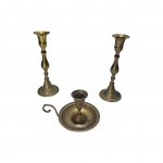 Par de castiçais em metal amarelo e uma palmatoria em bronze. Med. Alt. 18 a 8cm