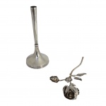 Duas peças em metal espessurado a prata, sendo um soliflier Eberle e um ramo de rosas. Med. Alt. 20cm