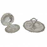 Duas peças em metal espessurado a prata, sendo um porta caviar com recipiente interno em vidro e uma petisqueira com três divisórias, porta caviar apresenta oxidação na base.  Med. Alt. 13x12cm e 20cm diam.