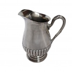 Refresqueira em metal espessurado a prata, marca Belprata com adornos na alça e base gomada, barra retentora de gelo necessita solda. Med. Alt. 22cm, diam. 13cm