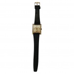 Relógio vintage ROAMER caixa quadrada e dourada, pulseira em couro, marcas de tempo e uso e funcionamento desconhecido.