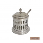 Açucareiro em metal marca Wolff, galeria vazada e recipiente interno em vidro. Med. Alt. 12cm e diam. 10cm