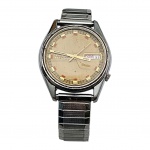Relógio masculino Seiko pulseira elástica, série 832383 JAPAN, marcas de uso e arranhado no vidro. Funcionamento desconhecido.