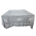 Toalha de mesa em linho e organza, com bordado em flores, apresenta marca de guarda e descretos puidos. Med. 258cm x 165cm 